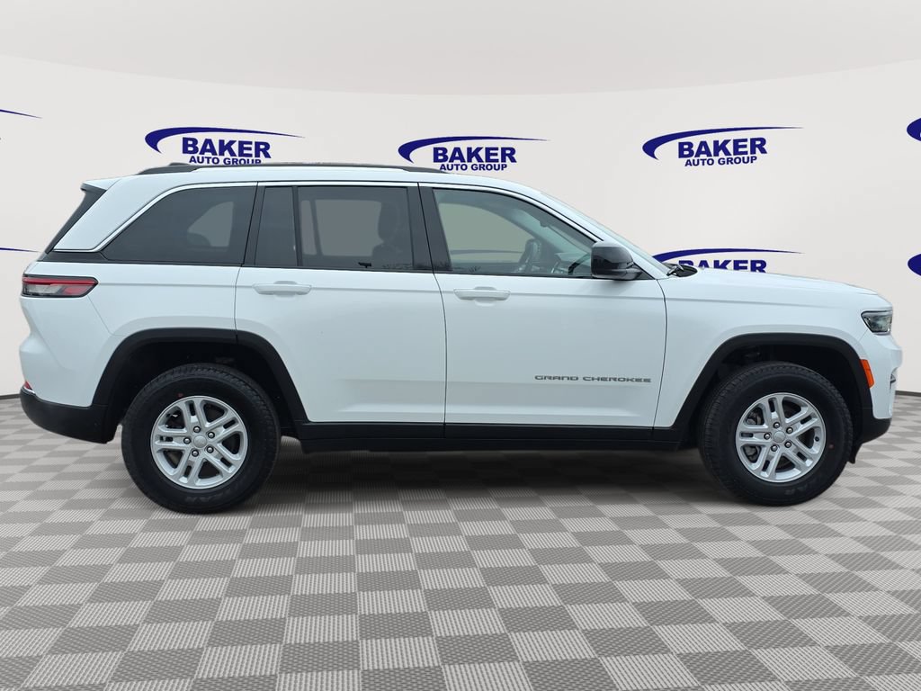Used 2023 Jeep Grand Cherokee Laredo AWD/4WD image 2