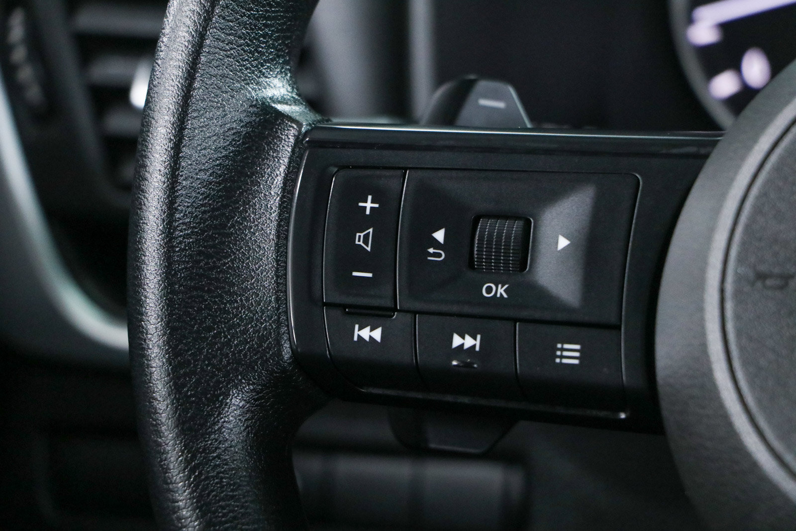 Used 2024 Nissan Rogue SV FWD image 13