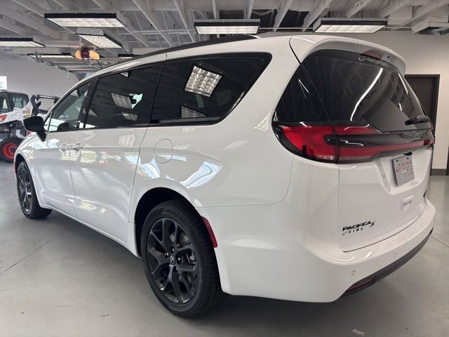 New 2026 Chrysler Pacifica Limited w/ S Appearance Package AWD/4WD image 6