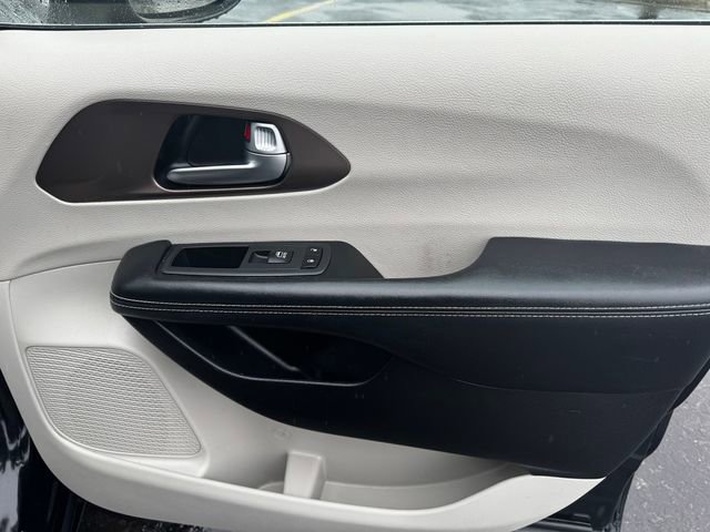 Certified 2022 Chrysler Voyager LX FWD image 13