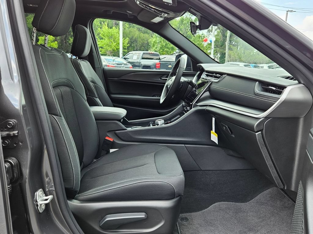 New 2025 Jeep Grand Cherokee Laredo X w/ Luxury Tech Group I RWD image 15