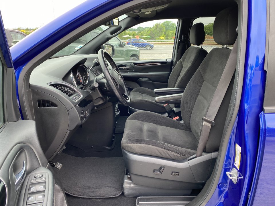 Used 2020 Dodge Grand Caravan SE FWD image 9