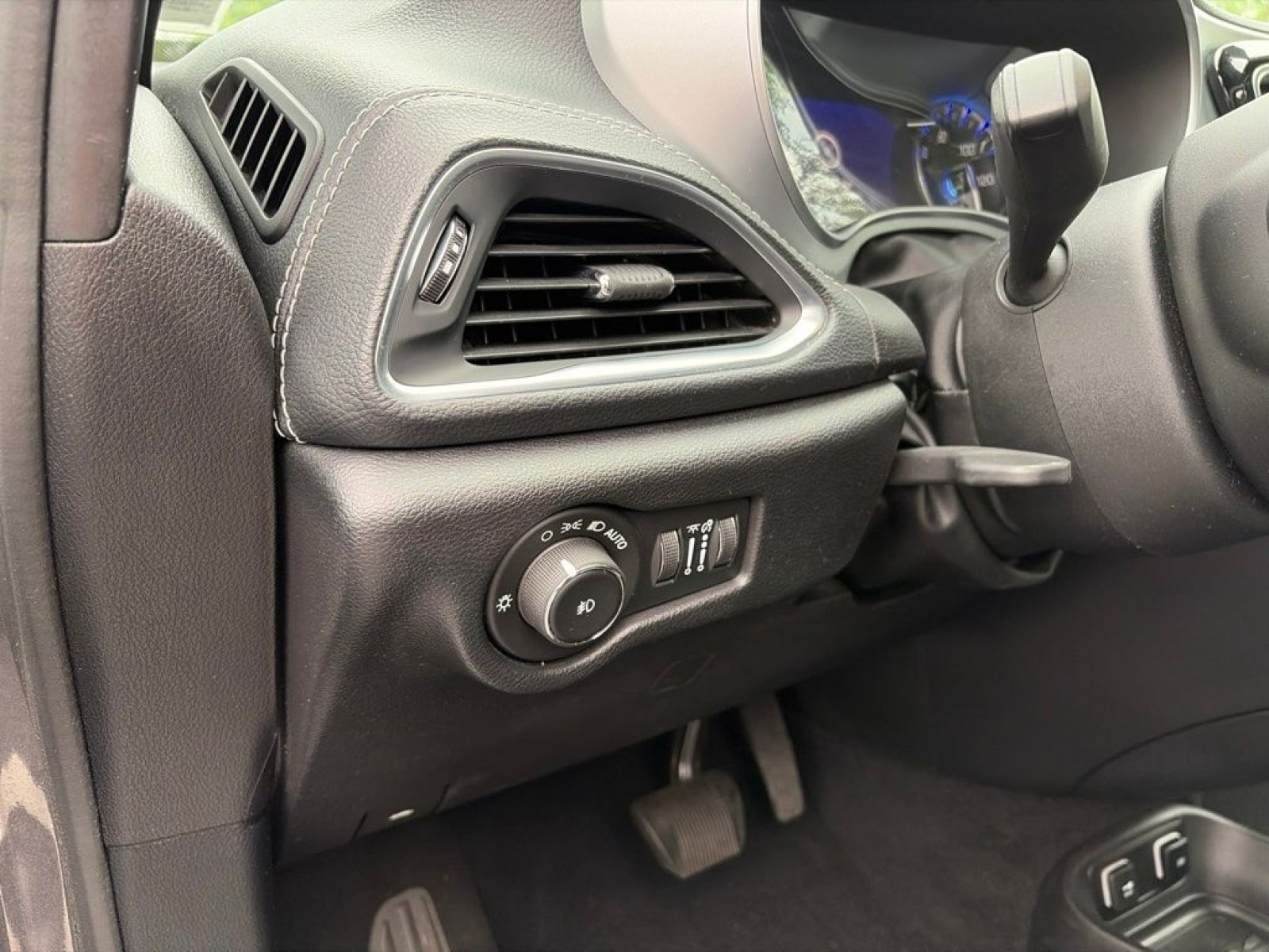 Used 2020 Chrysler Pacifica Limited w/ Advanced Safetytec Group FWD image 14