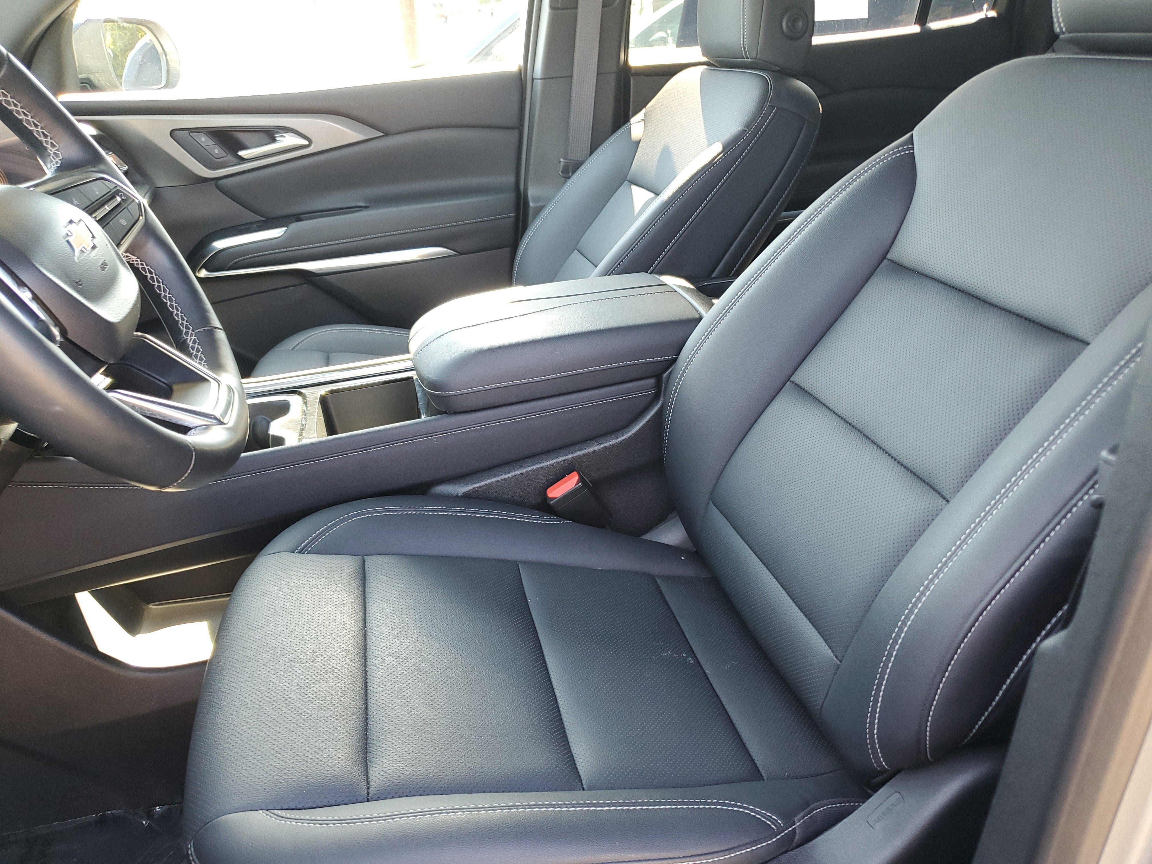 Used 2025 Chevrolet Traverse LT image 16