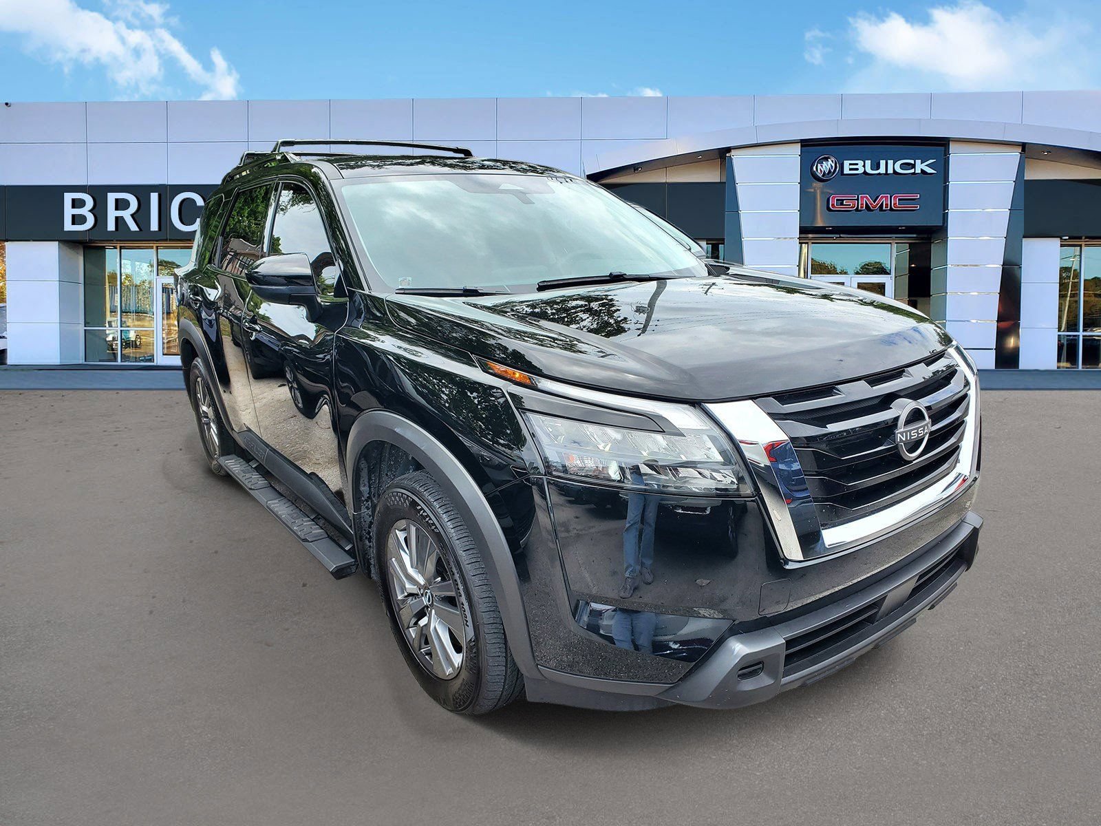 Used 2025 Nissan Pathfinder SV FWD image 2