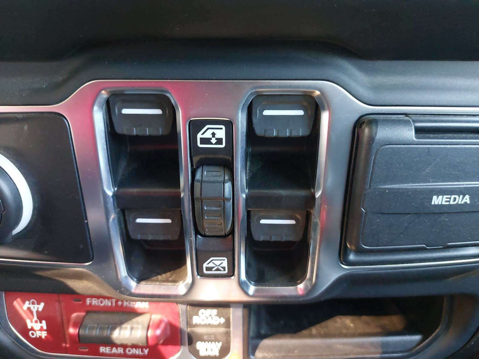 Used 2023 Jeep Gladiator Rubicon w/ LED Lighting Group AWD/4WD image 28