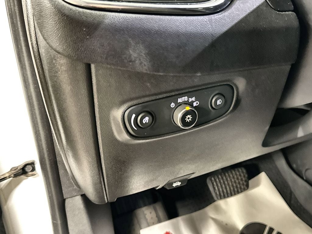 Used 2021 Chevrolet Equinox LT FWD image 16