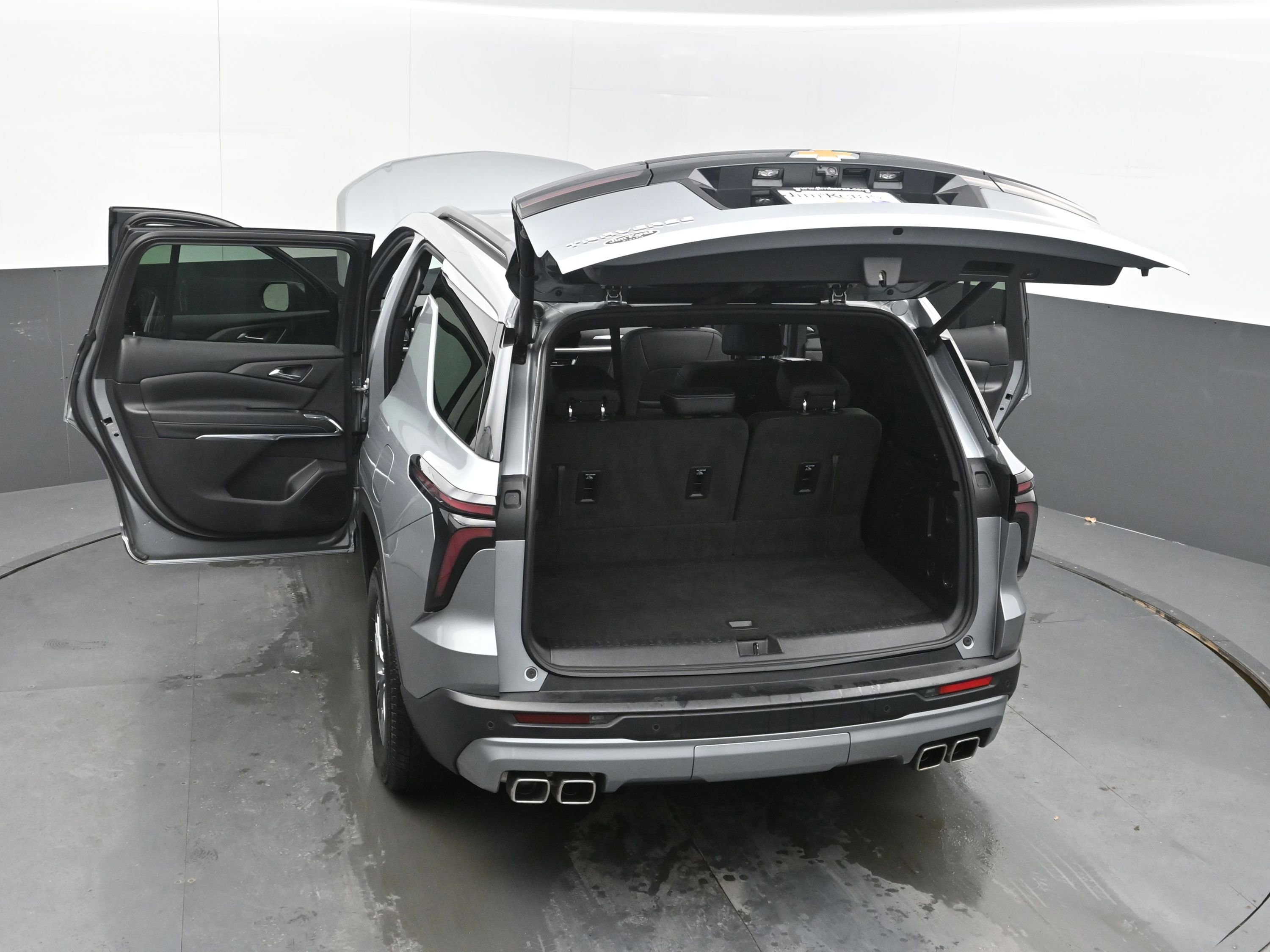 Used 2025 Chevrolet Traverse LT image 32