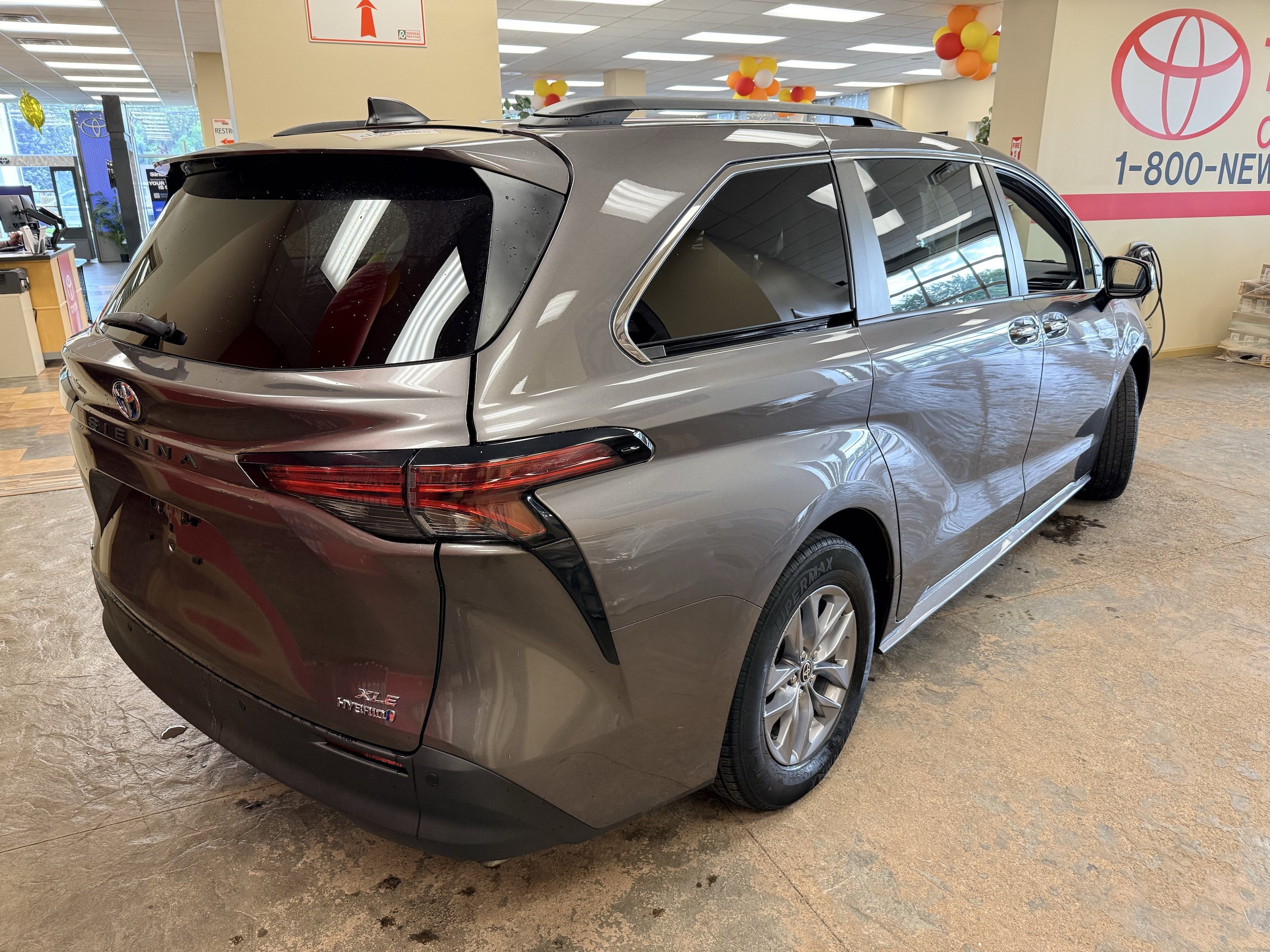 Used 2022 Toyota Sienna XLE AWD/4WD image 10