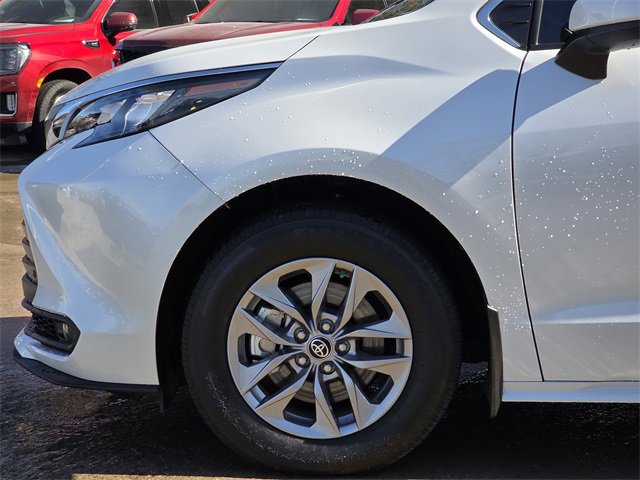 Used 2025 Toyota Sienna XLE image 5