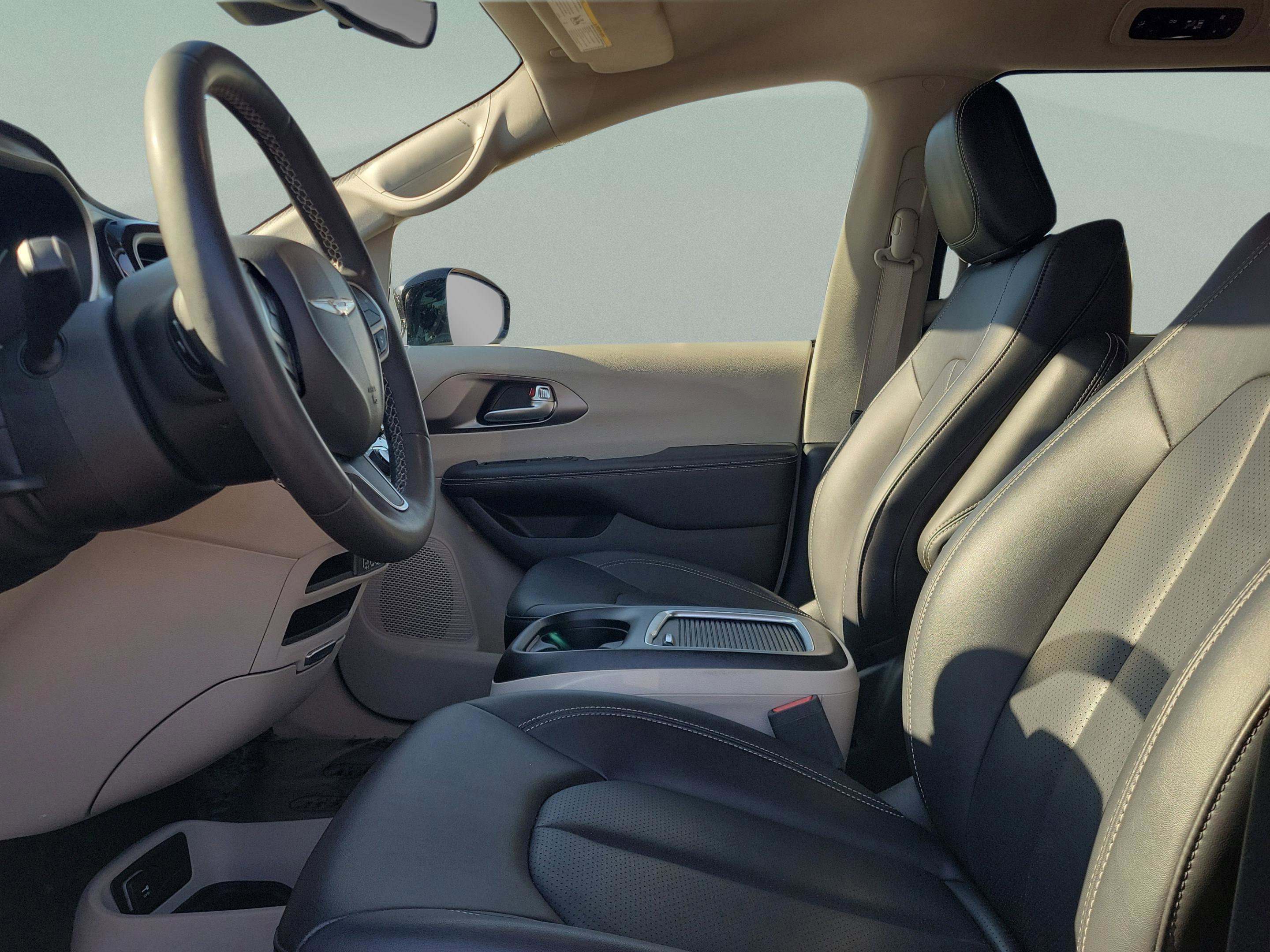 Used 2024 Chrysler Pacifica Touring-L image 22