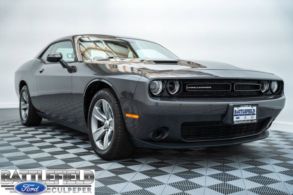 Used 2015 Dodge Challenger SXT RWD image 1