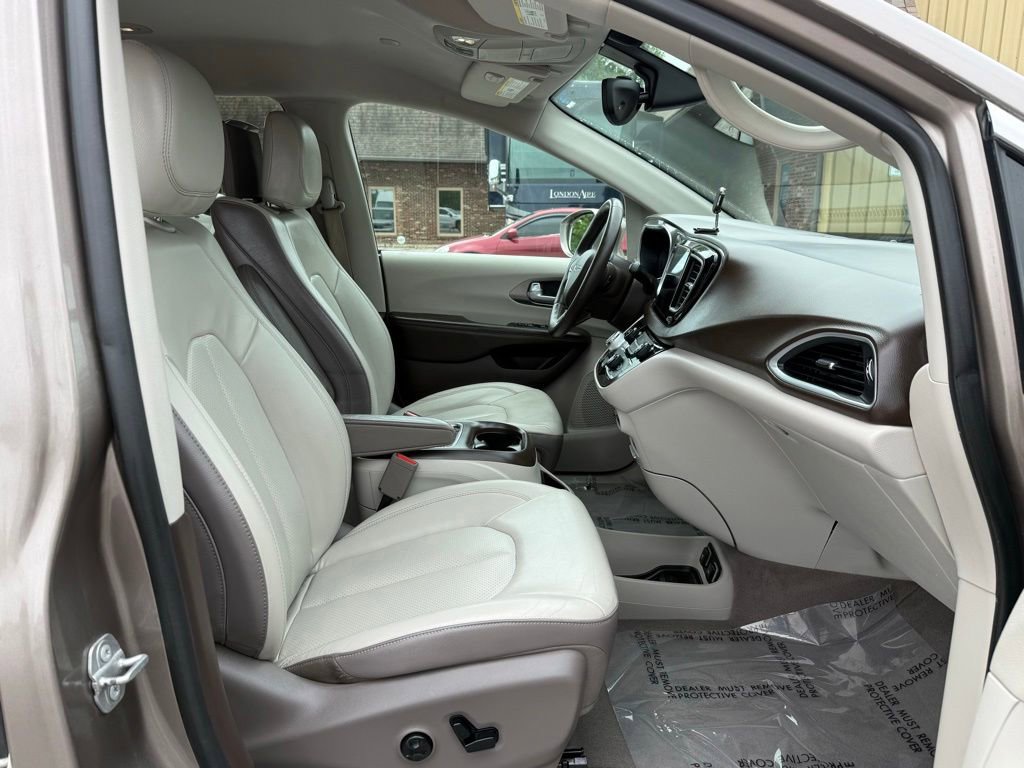 Used 2017 Chrysler Pacifica Touring-L Plus FWD image 27