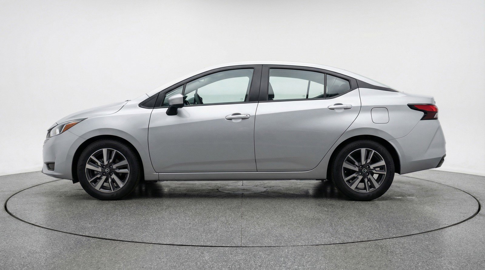 Used 2025 Nissan Versa SV image 5