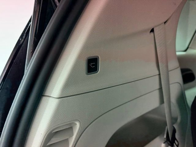 Used 2024 Chrysler Pacifica Touring-L image 9