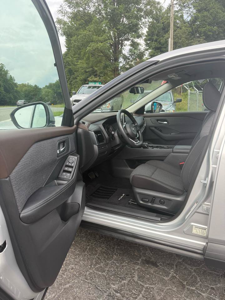 Used 2021 Nissan Rogue SV AWD/4WD image 12