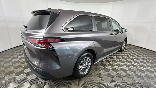 Used 2021 Toyota Sienna LE FWD image 3