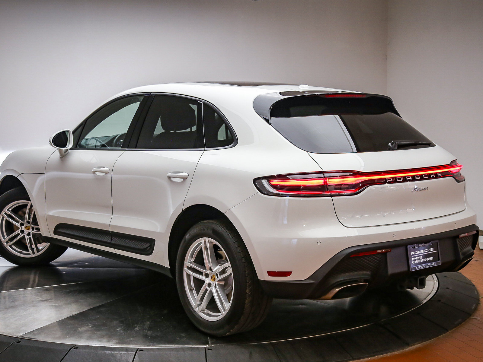 Certified 2024 Porsche Macan AWD/4WD image 6