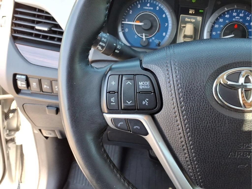 Used 2020 Toyota Sienna Limited Premium FWD image 21