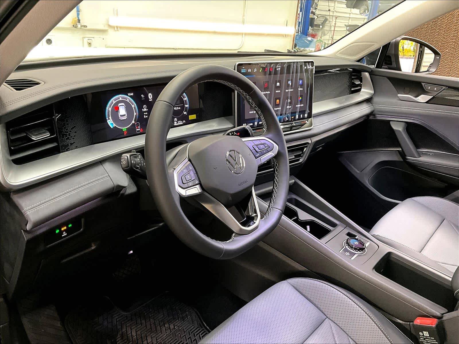 New 2026 Volkswagen Tiguan SE AWD/4WD image 8