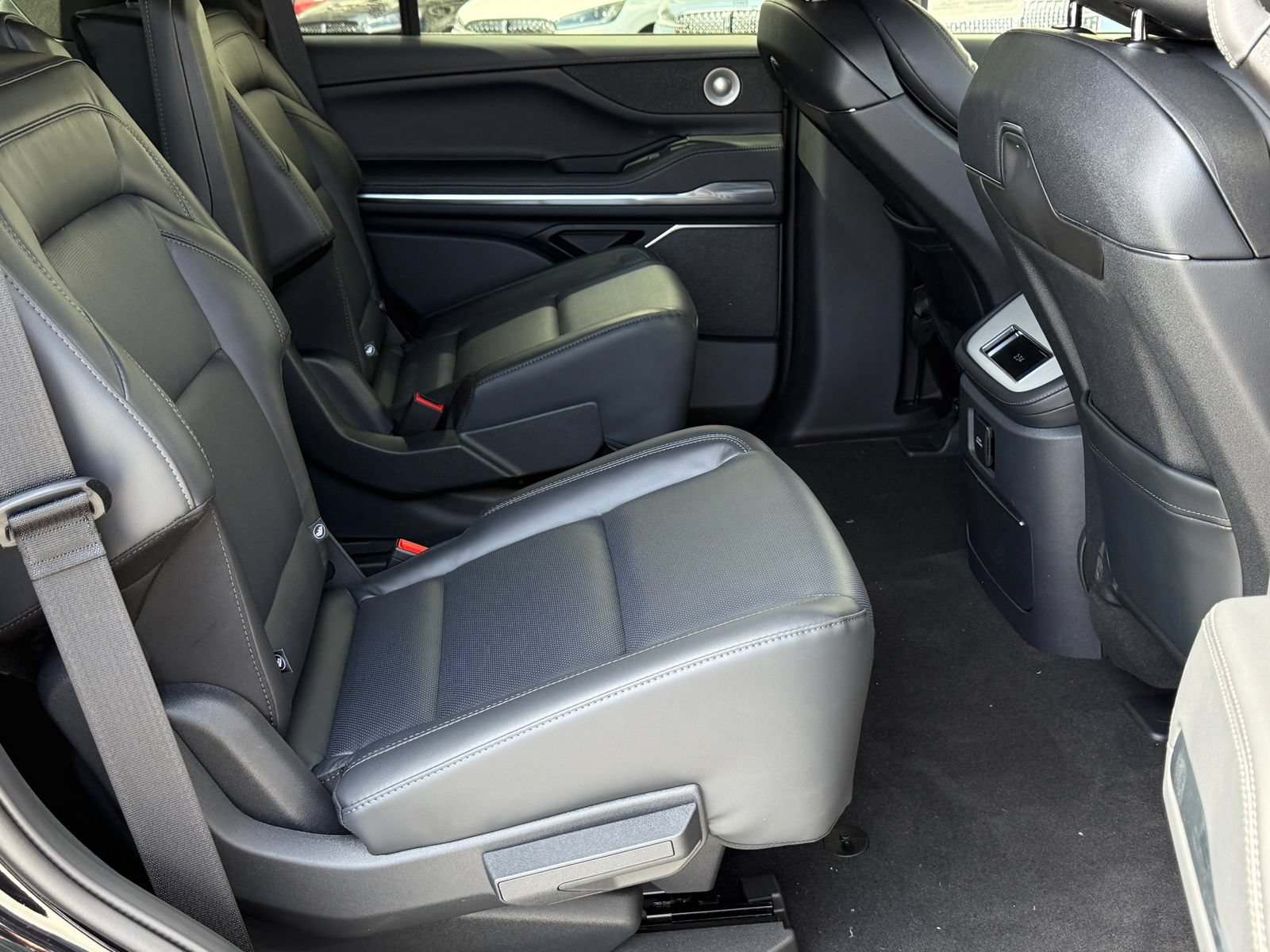 New 2026 Lincoln Navigator Reserve w/ Jet Appearance Package AWD/4WD image 14