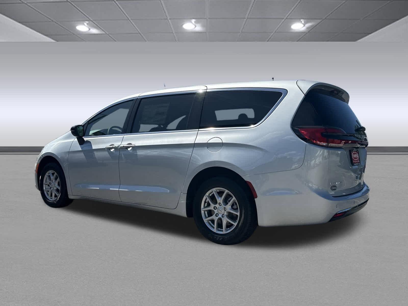 New 2026 Chrysler Pacifica Select FWD image 3