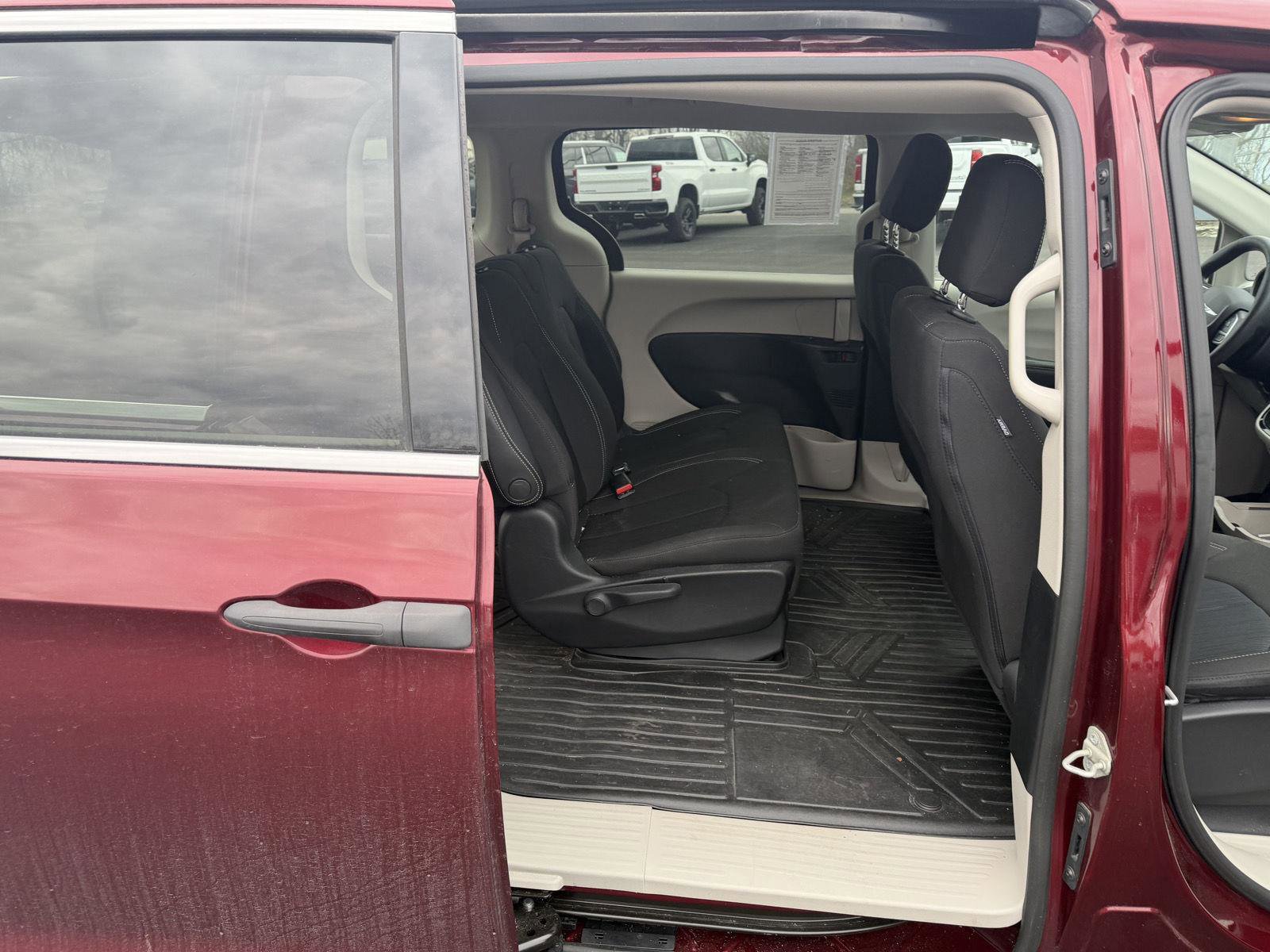 Used 2021 Chrysler Voyager L FWD image 13