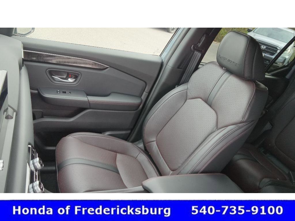 Certified 2025 Honda Pilot Black Edition image 32