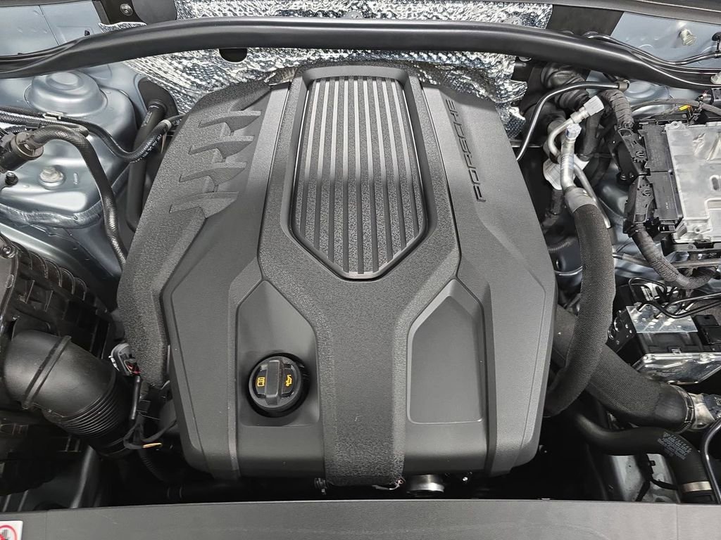 Certified 2025 Porsche Macan AWD/4WD image 33