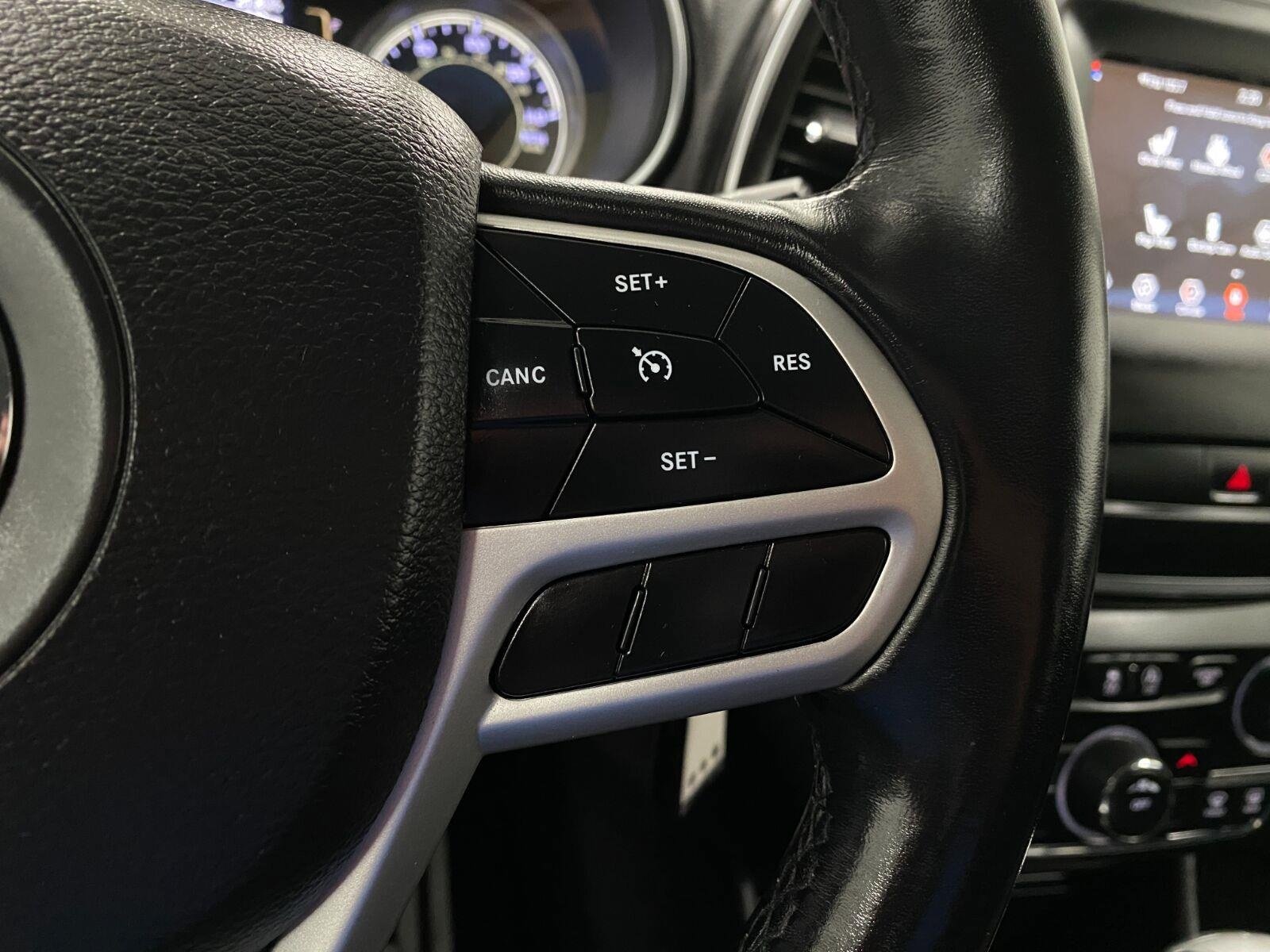 Used 2020 Jeep Cherokee Latitude AWD/4WD image 17