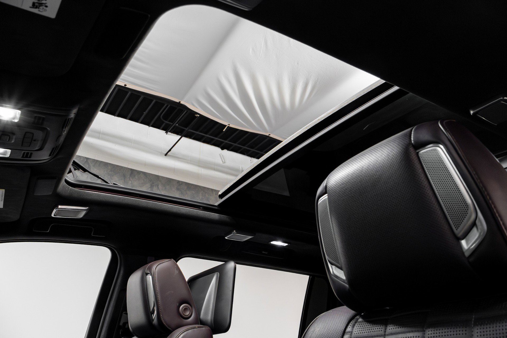 Used 2021 Cadillac Escalade ESV Premium Luxury Platinum w/ Heavy-Duty Trailer Package image 31