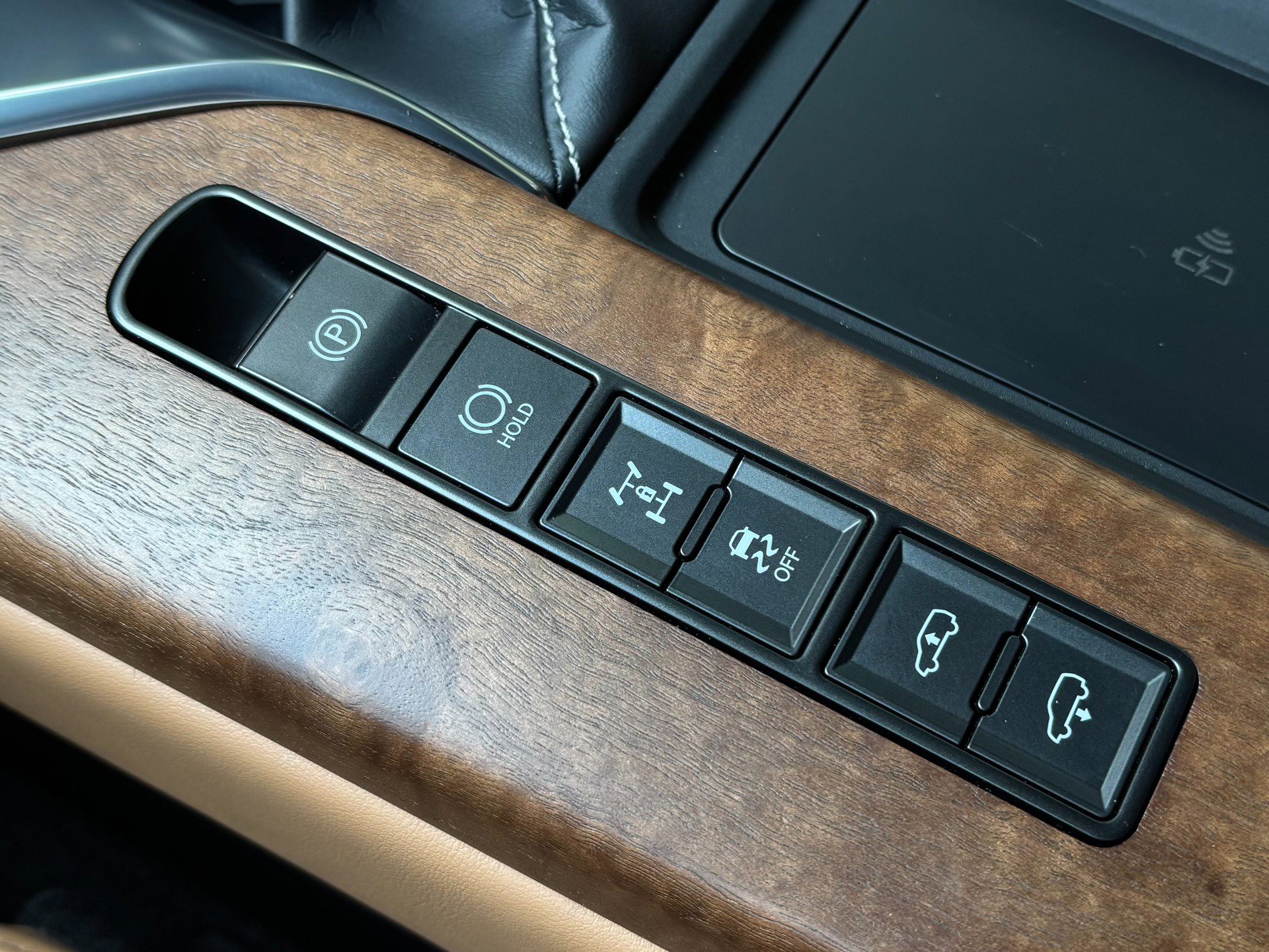 Used 2025 Lexus LX 600 4WD w/ Accessory Package (2T) image 41