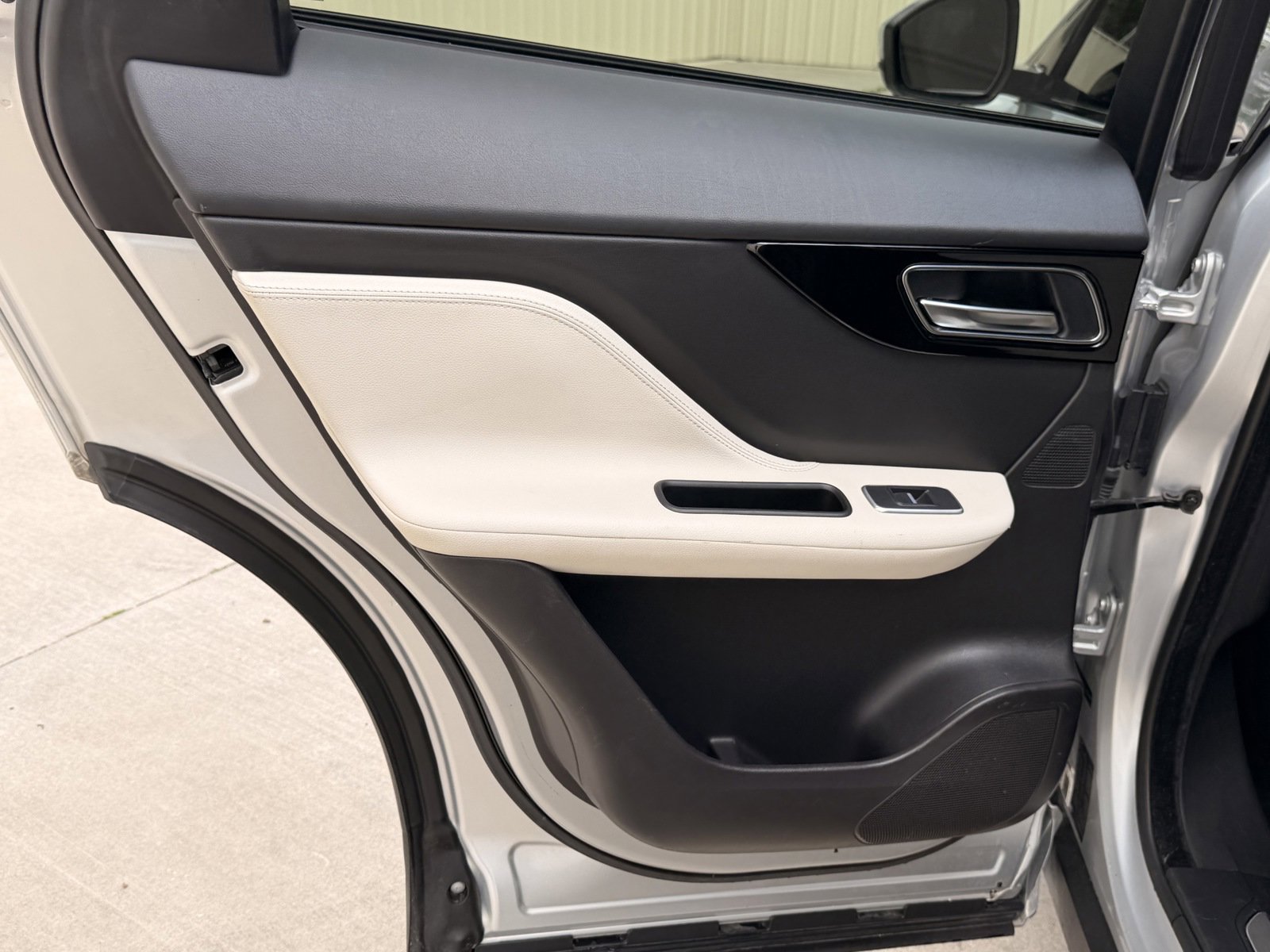 Used 2019 Jaguar F-PACE R-Sport image 23