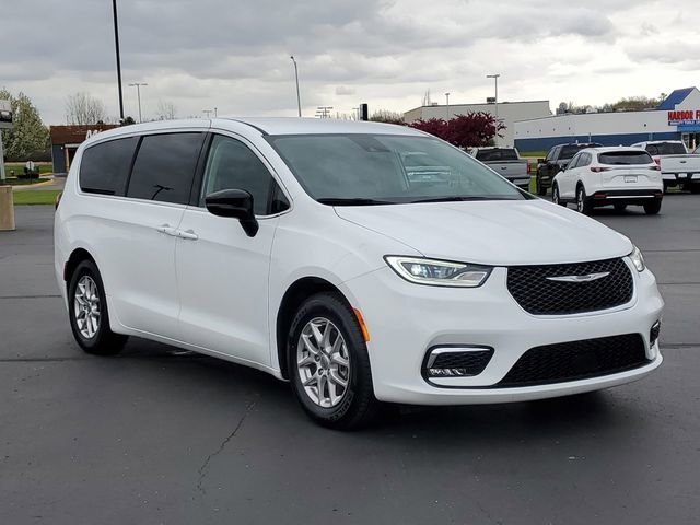 Used 2024 Chrysler Pacifica Touring-L FWD image 2