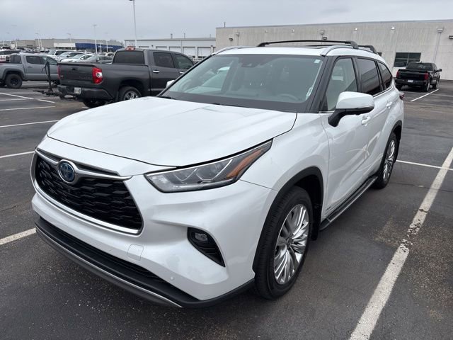 Used 2024 Toyota Highlander Platinum image 3