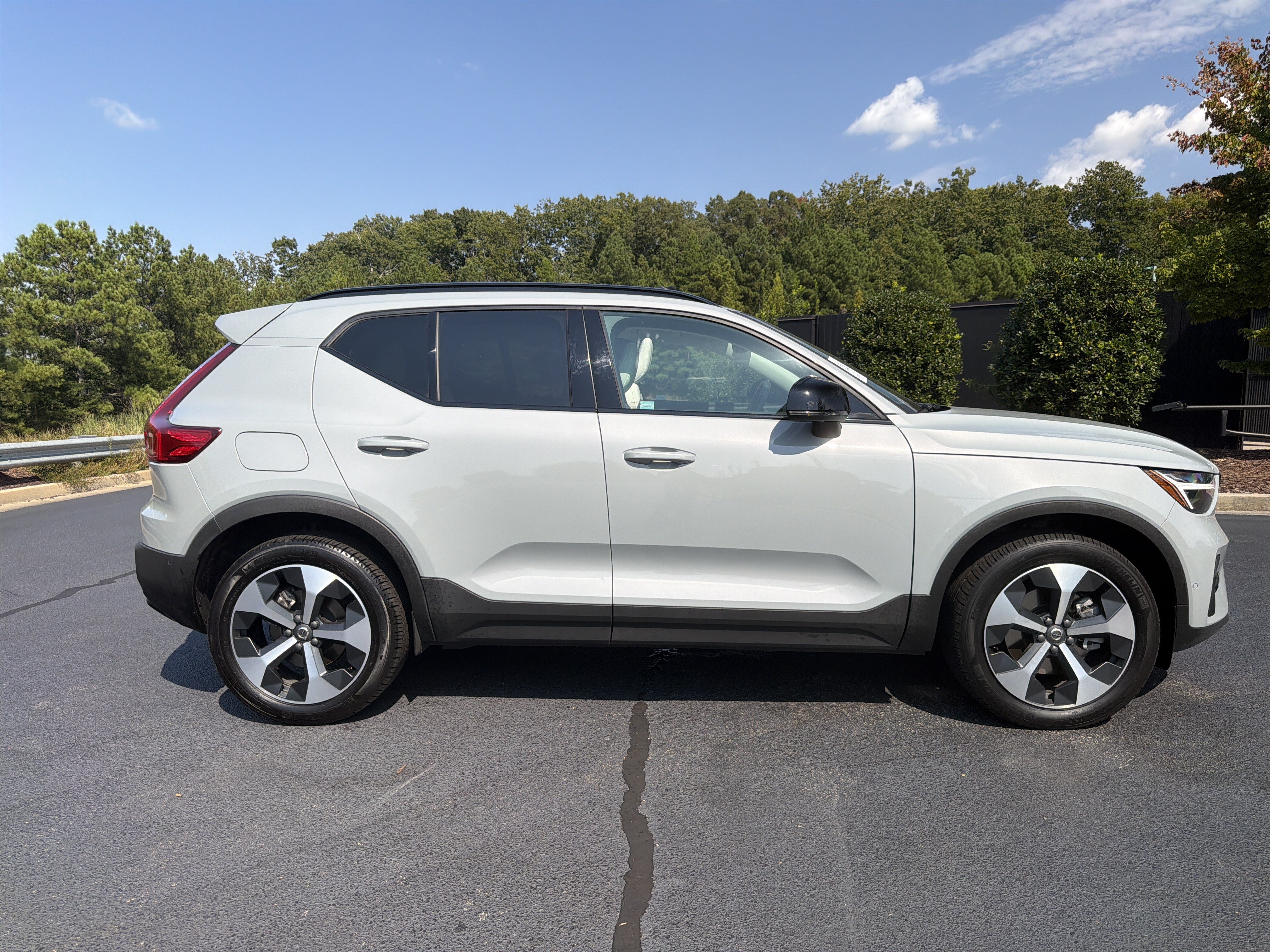 Used 2025 Volvo XC40 B5 Plus w/ Protection Package Premier AWD/4WD image 5