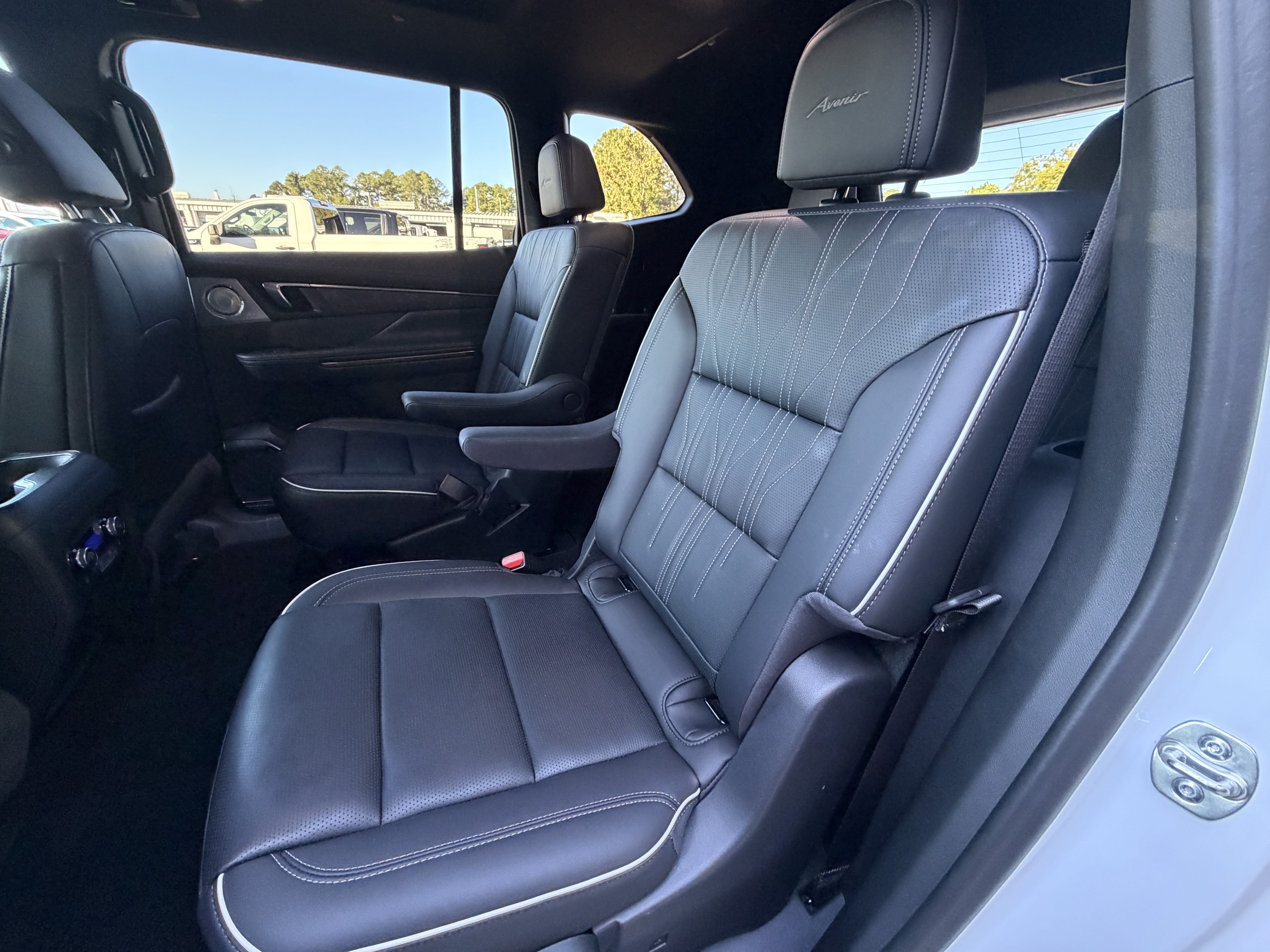 Used 2025 Buick Enclave Avenir FWD image 16