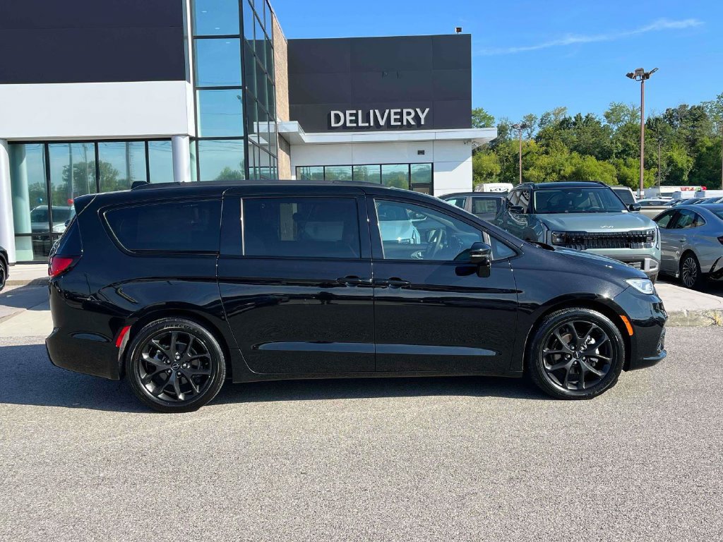 Used 2025 Chrysler Pacifica Limited FWD image 28