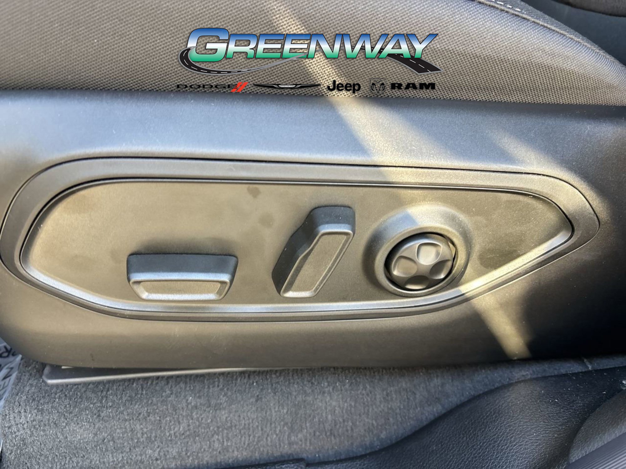 New 2025 Jeep Grand Cherokee Laredo image 18