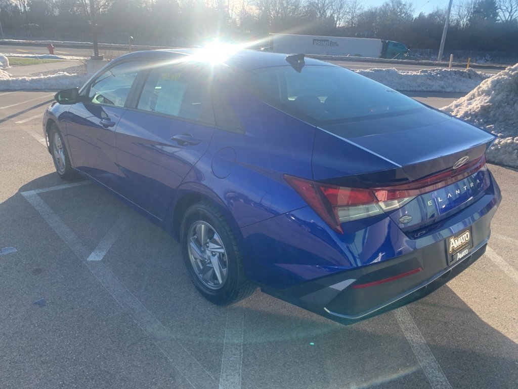 Certified 2024 Hyundai Elantra SE image 3