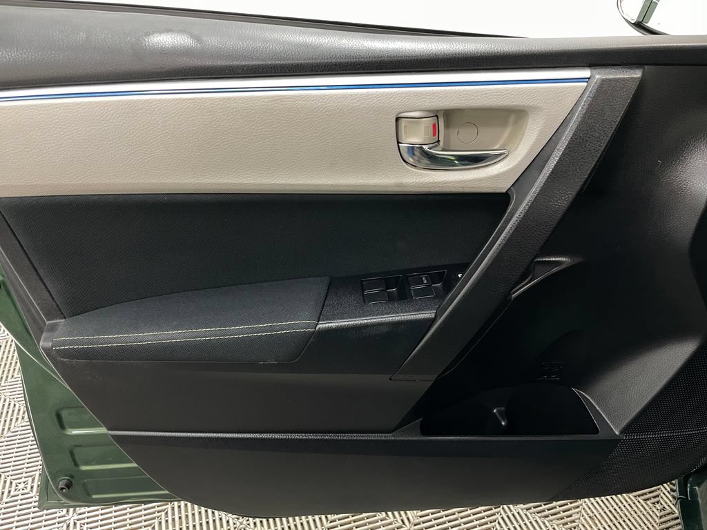 Used 2015 Toyota Corolla LE FWD image 18