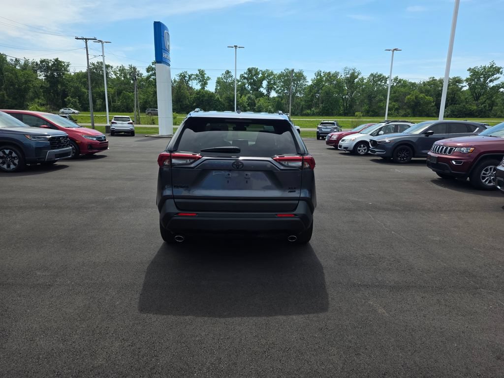 Used 2020 Toyota RAV4 XLE w/ Convenience Package AWD/4WD image 4