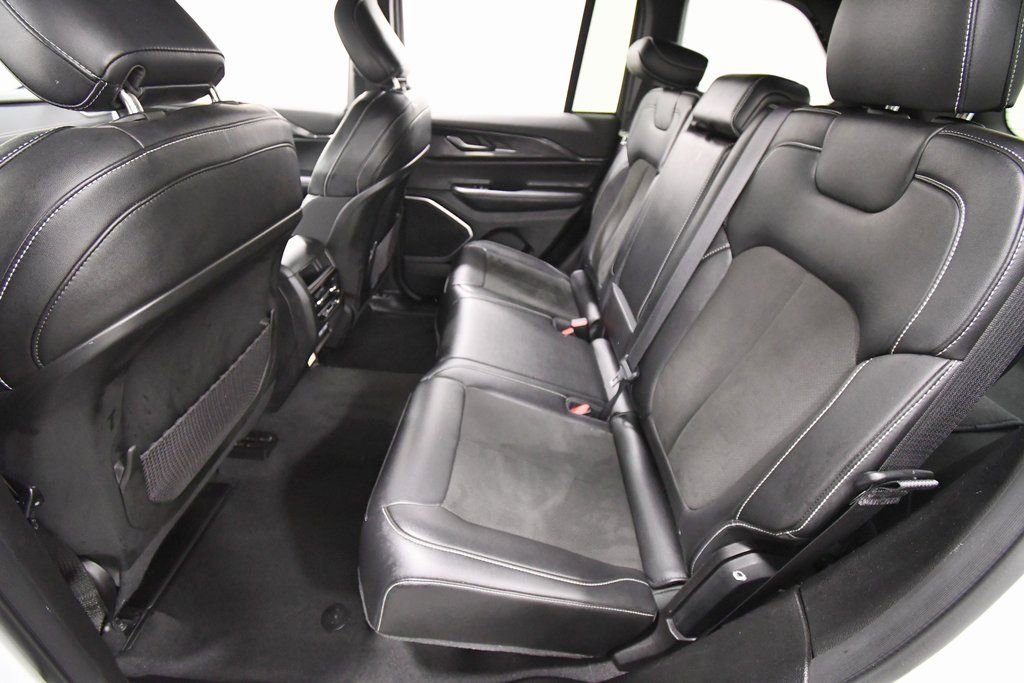 Used 2022 Jeep Grand Cherokee Altitude AWD/4WD image 15