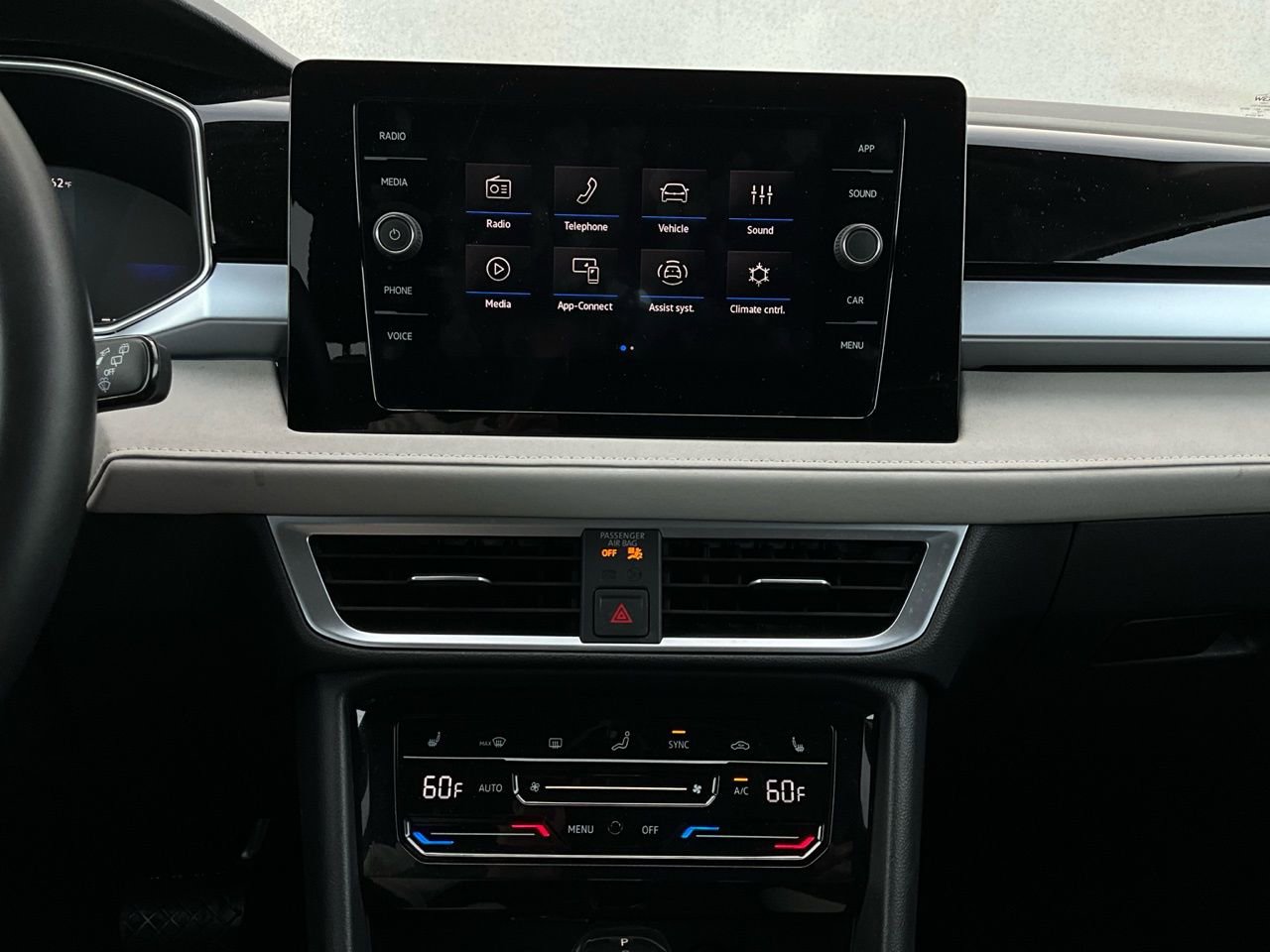 Used 2025 Volkswagen Taos SE image 27