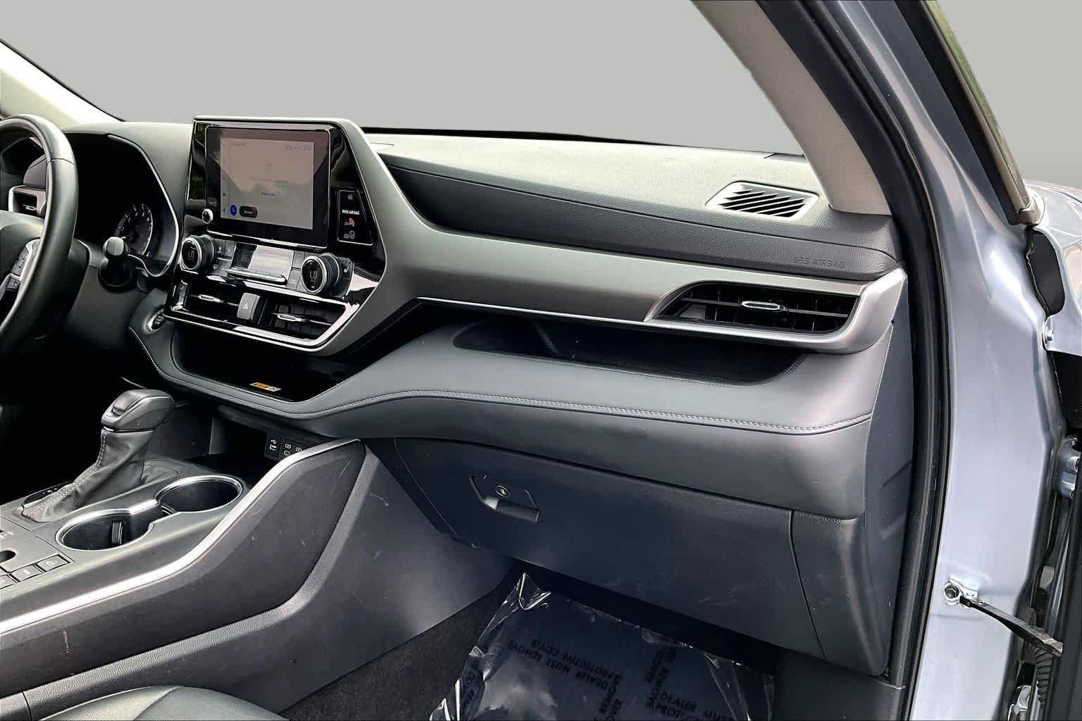 Used 2024 Toyota Highlander XLE AWD/4WD image 19