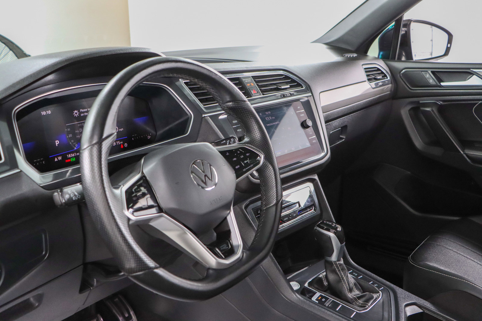 Used 2023 Volkswagen Tiguan SE R-Line FWD image 23