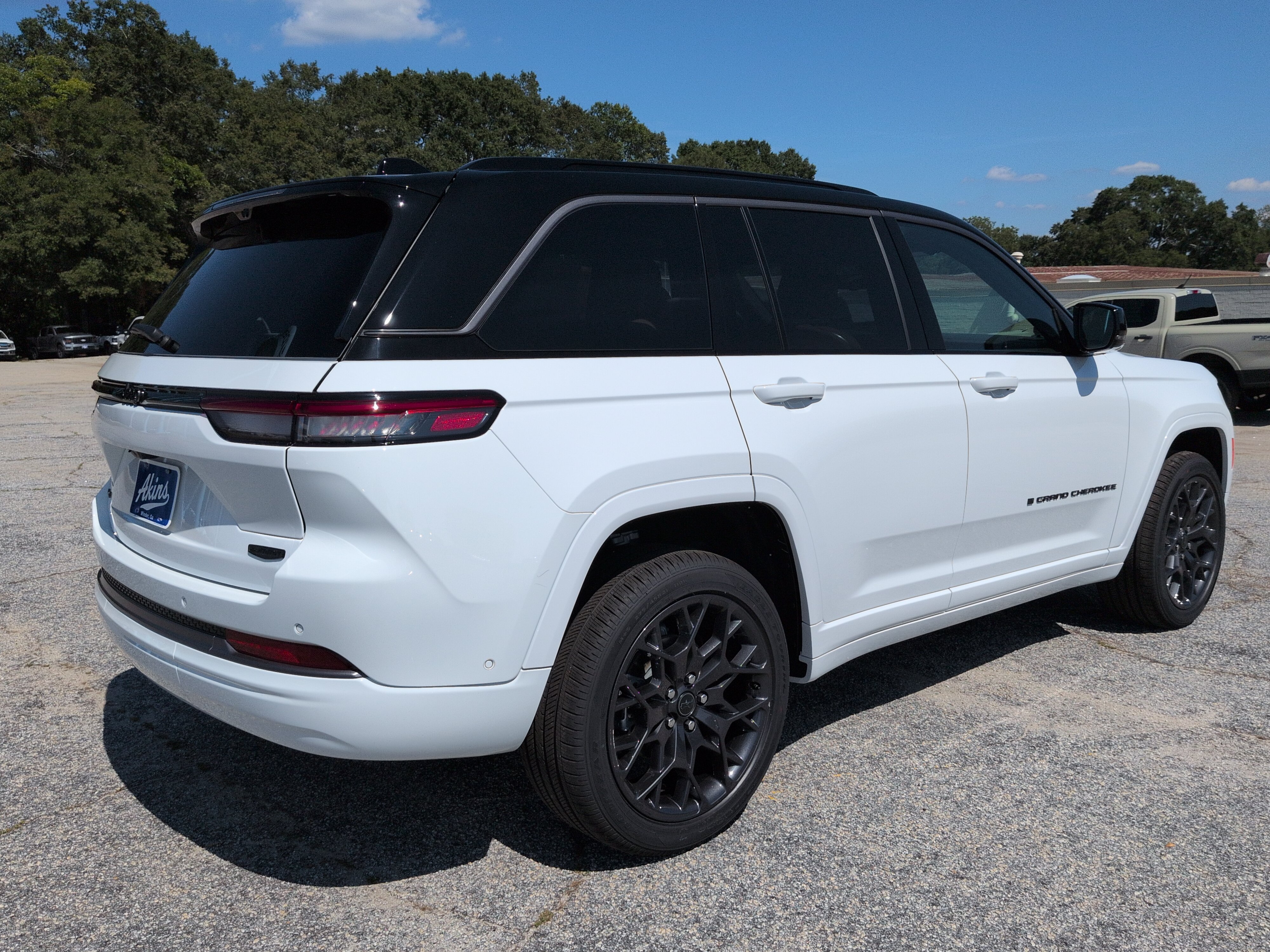 New 2027 Jeep Grand Cherokee Summit AWD/4WD image 3