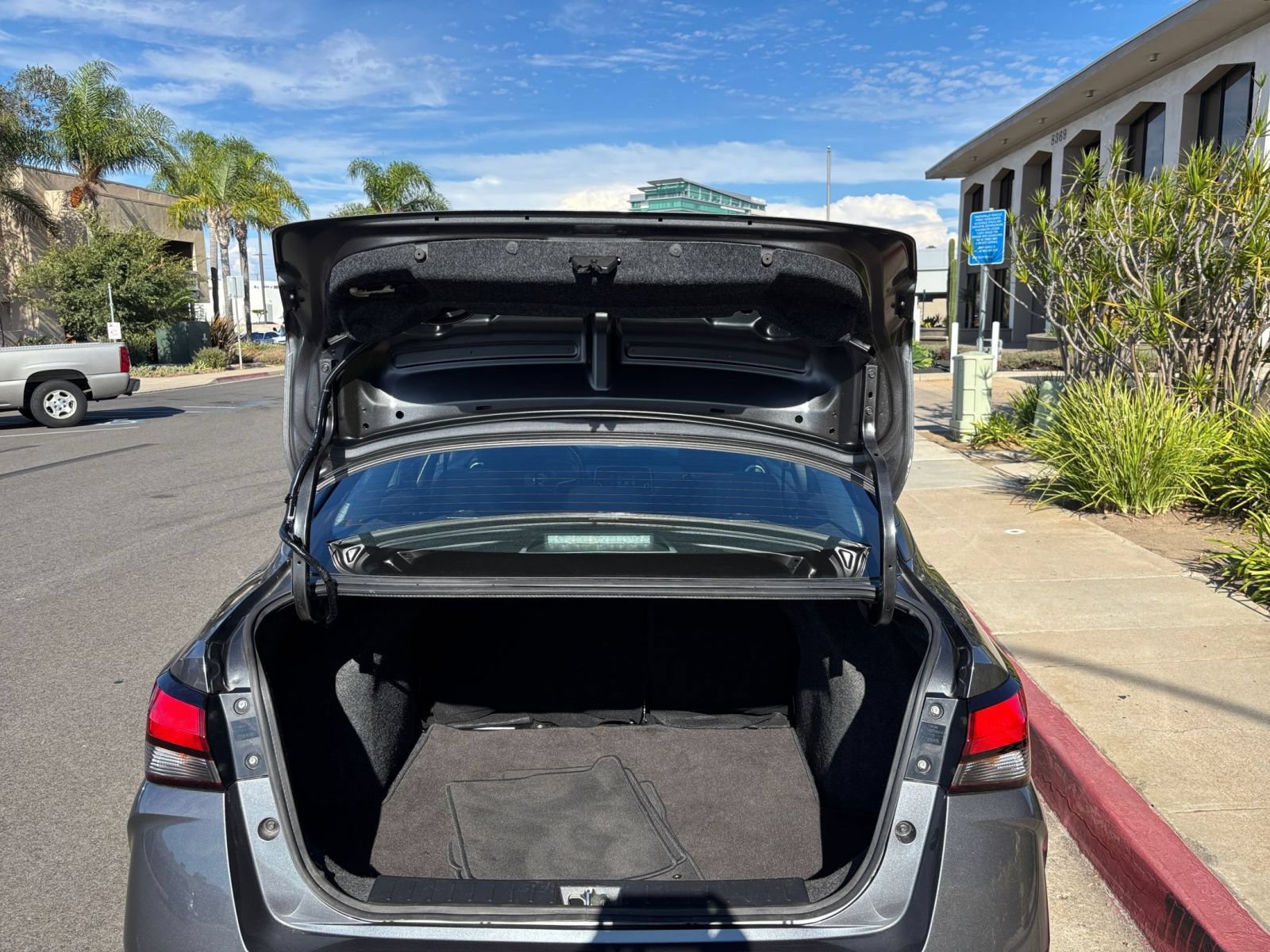 Used 2025 Nissan Versa SV FWD image 28