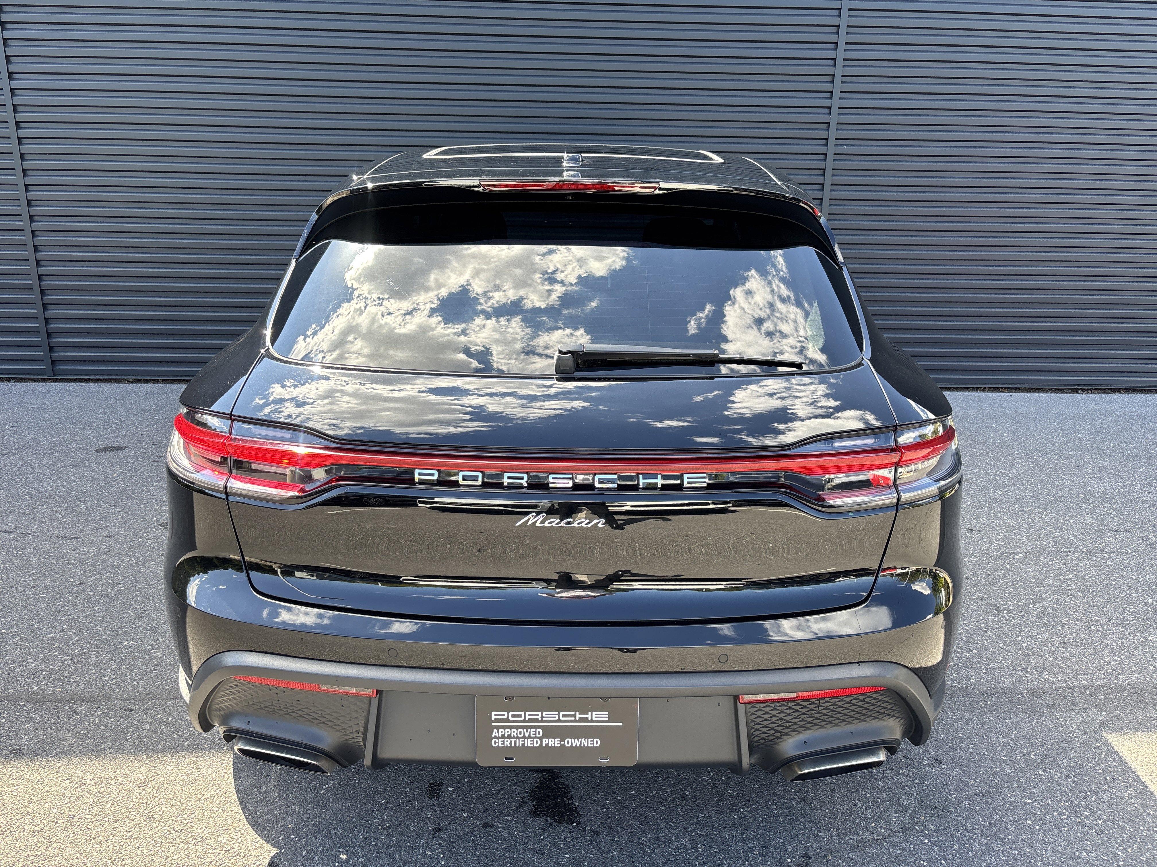 Certified 2025 Porsche Macan image 4