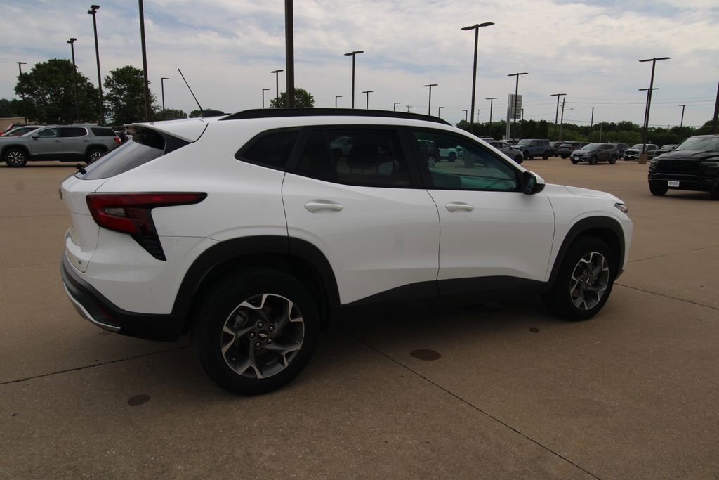 Used 2024 Chevrolet Trax LT w/ Driver Confidence Package FWD image 5